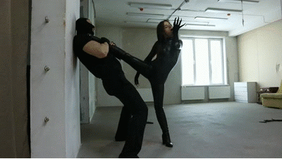 Catwoman Naomi sneaks for a bandit Catwoman Naomi sneaks for a bandit